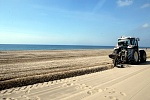 Limpieza de la arena de la playa de Gavà Mar